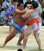 Musashimaru stays top on 5th day of Nagoya sumo